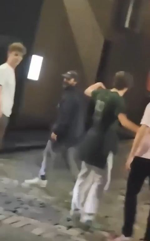 Shia Labeouf, fou, déclenche une bagarre devant un pub : vidéo