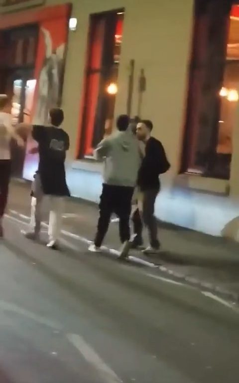 Shia Labeouf fuori di testa, scatena rissa fuori da un pub: video