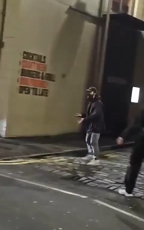 Shia Labeouf, fou, déclenche une bagarre devant un pub : vidéo