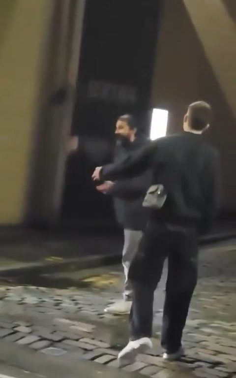 Shia Labeouf, fou, déclenche une bagarre devant un pub : vidéo