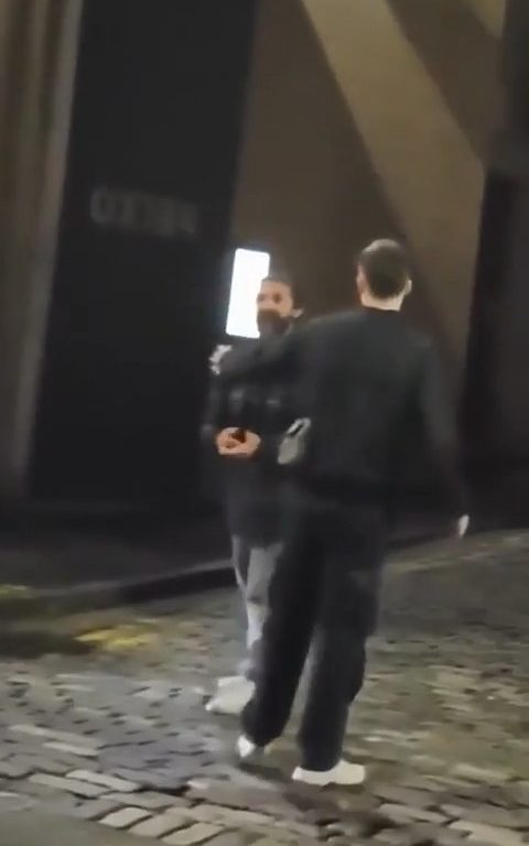 Shia Labeouf fuori di testa, scatena rissa fuori da un pub: video