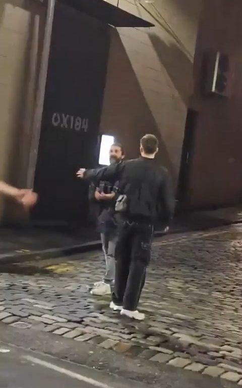 Shia Labeouf, fou, déclenche une bagarre devant un pub : vidéo