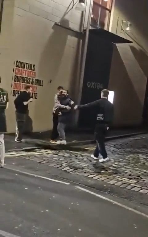 Shia Labeouf fuori di testa, scatena rissa fuori da un pub: video