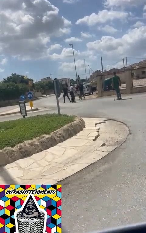 Siracusa, pelea en la calle por un derecho de paso a golpes de motosierra: vídeo