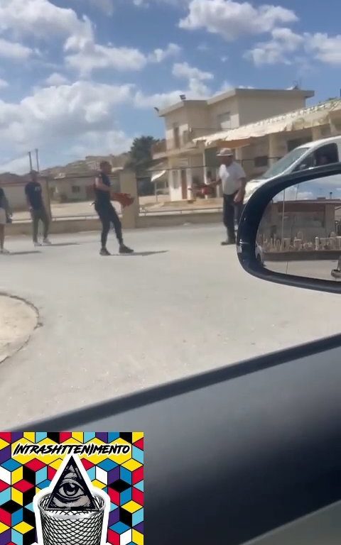 Siracusa, pelea en la calle por un derecho de paso a golpes de motosierra: vídeo