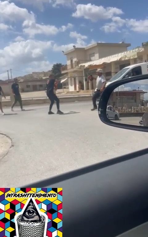 Siracusa, pelea en la calle por un derecho de paso a golpes de motosierra: vídeo