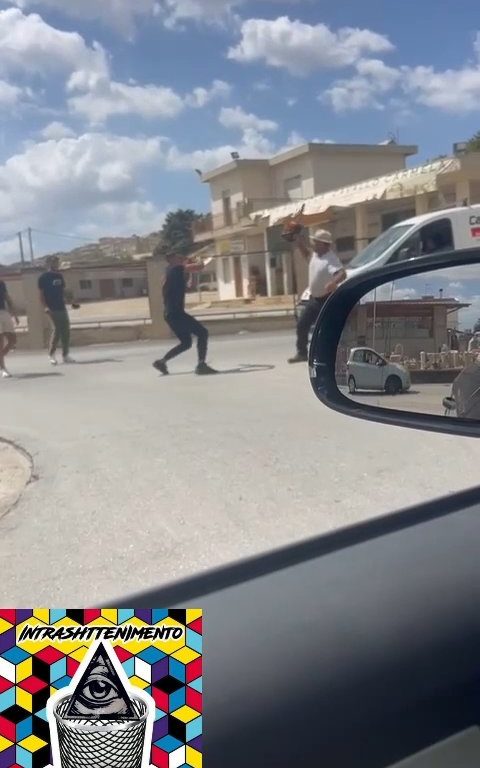 Siracusa, pelea en la calle por un derecho de paso a golpes de motosierra: vídeo