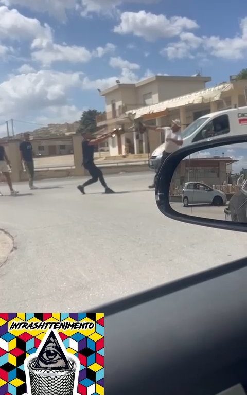 Siracusa, pelea en la calle por un derecho de paso a golpes de motosierra: vídeo