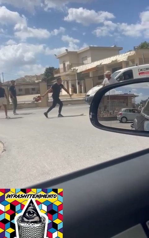 Siracusa, pelea en la calle por un derecho de paso a golpes de motosierra: vídeo