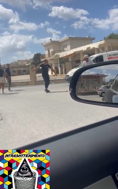 Siracusa, pelea en la calle por un derecho de paso a golpes de motosierra: vídeo