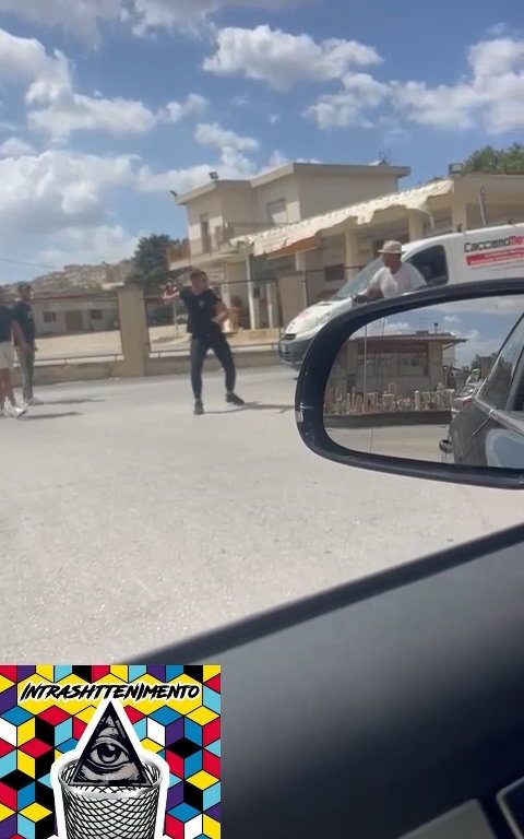 Siracusa, pelea en la calle por un derecho de paso a golpes de motosierra: vídeo