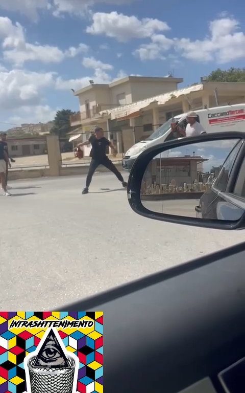 Siracusa, pelea en la calle por un derecho de paso a golpes de motosierra: vídeo