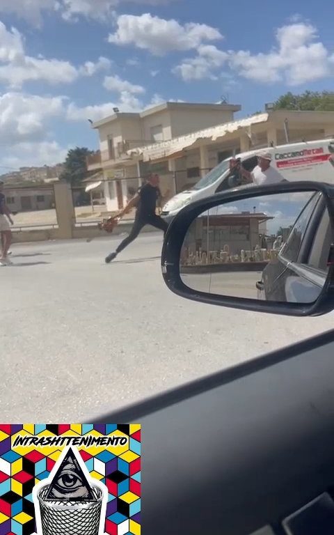 Siracusa, pelea en la calle por un derecho de paso a golpes de motosierra: vídeo