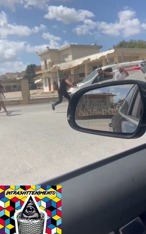 Siracusa, pelea en la calle por un derecho de paso a golpes de motosierra: vídeo