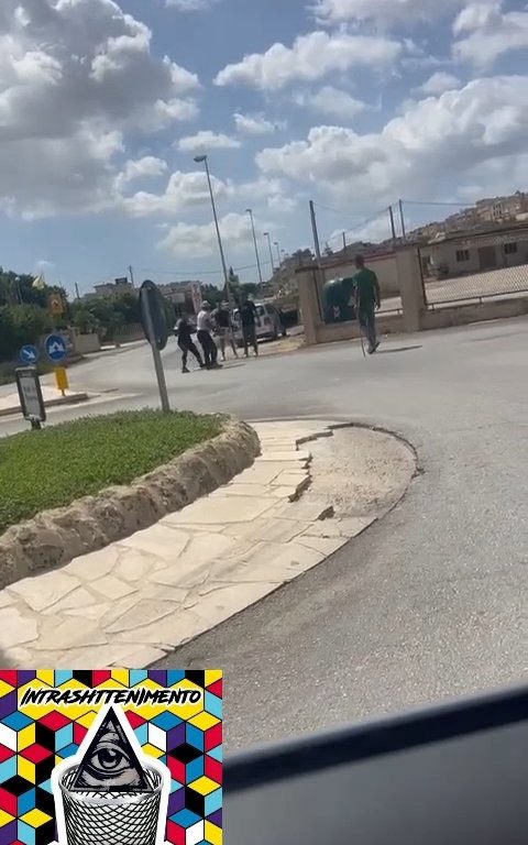 Siracusa, pelea en la calle por un derecho de paso a golpes de motosierra: vídeo