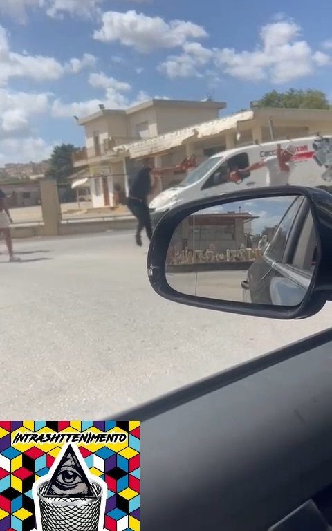 Siracusa, pelea en la calle por un derecho de paso a golpes de motosierra: vídeo