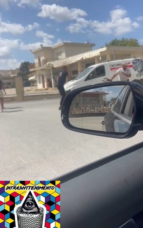 Siracusa, pelea en la calle por un derecho de paso a golpes de motosierra: vídeo