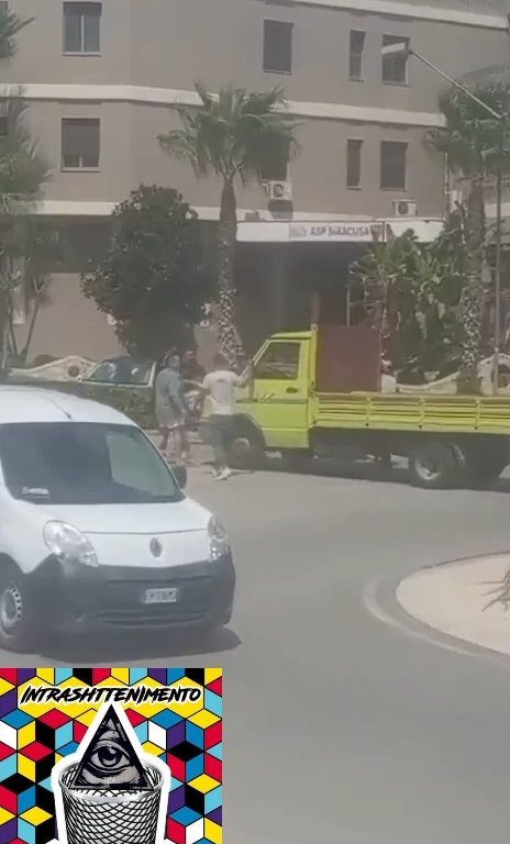 Siracusa, pelea en la calle por un derecho de paso a golpes de motosierra: vídeo