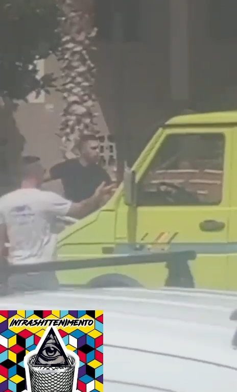 Siracusa, pelea en la calle por un derecho de paso a golpes de motosierra: vídeo