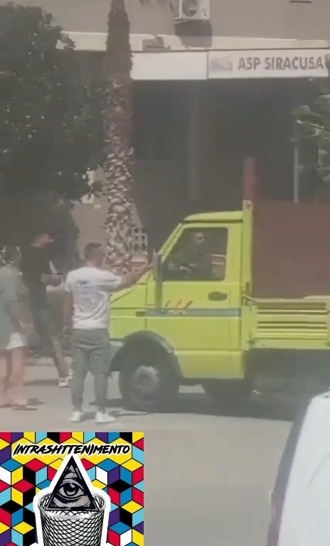 Siracusa, pelea en la calle por un derecho de paso a golpes de motosierra: vídeo