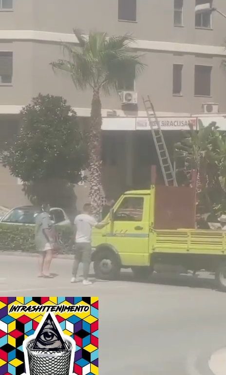 Siracusa, pelea en la calle por un derecho de paso a golpes de motosierra: vídeo