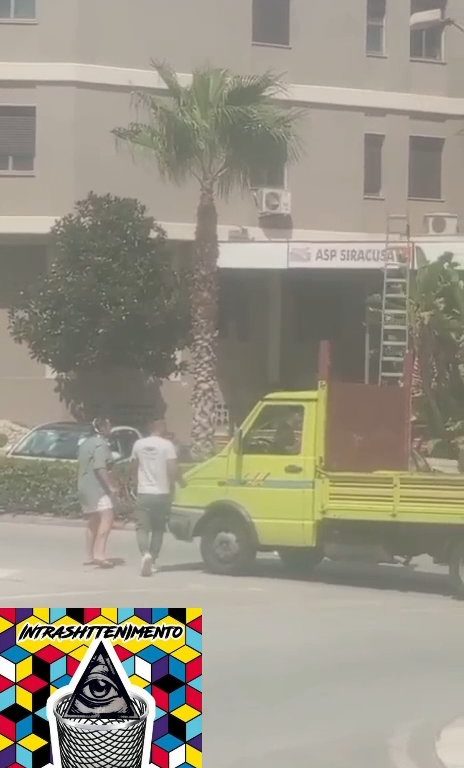 Siracusa, pelea en la calle por un derecho de paso a golpes de motosierra: vídeo