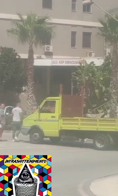 Siracusa, pelea en la calle por un derecho de paso a golpes de motosierra: vídeo