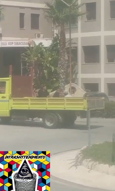 Siracusa, lite in strada per una precedenza a colpi di motosega: video