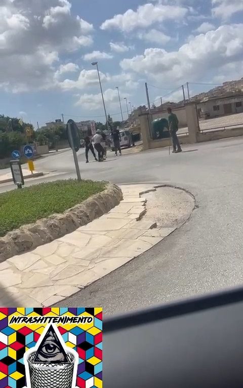 Siracusa, lite in strada per una precedenza a colpi di motosega: video