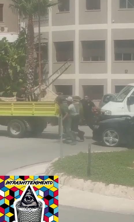 Siracusa, lite in strada per una precedenza a colpi di motosega: video