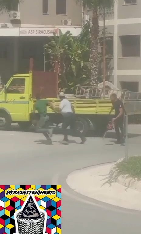 Siracusa, pelea en la calle por un derecho de paso a golpes de motosierra: vídeo