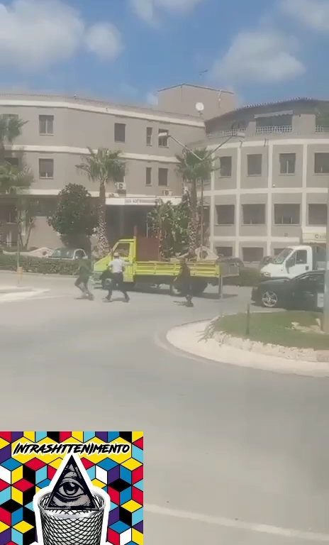 Siracusa, pelea en la calle por un derecho de paso a golpes de motosierra: vídeo