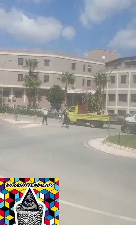 Siracusa, pelea en la calle por un derecho de paso a golpes de motosierra: vídeo