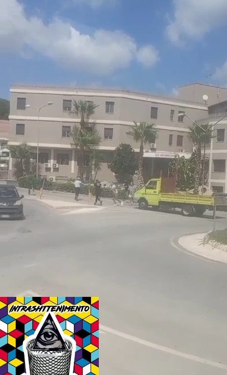 Siracusa, pelea en la calle por un derecho de paso a golpes de motosierra: vídeo