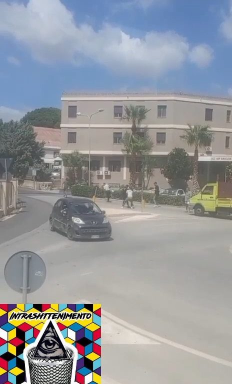 Siracusa, pelea en la calle por un derecho de paso a golpes de motosierra: vídeo