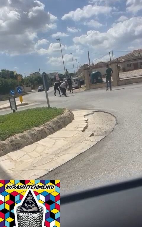 Siracusa, pelea en la calle por un derecho de paso a golpes de motosierra: vídeo