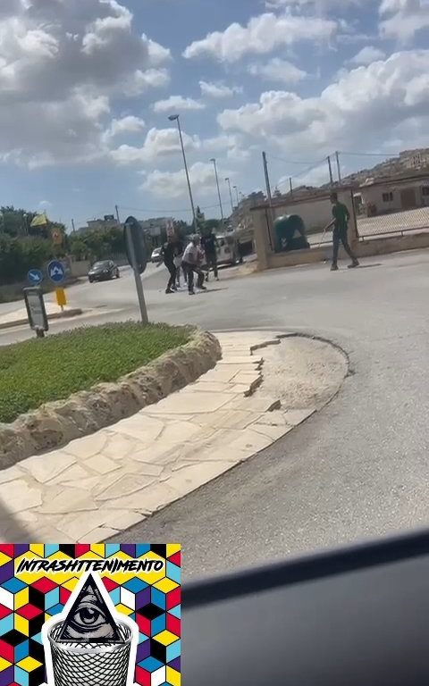 Siracusa, pelea en la calle por un derecho de paso a golpes de motosierra: vídeo