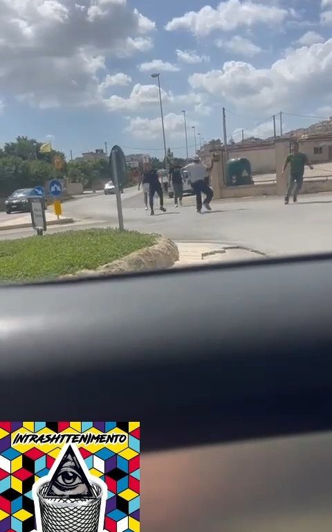 Siracusa, pelea en la calle por un derecho de paso a golpes de motosierra: vídeo