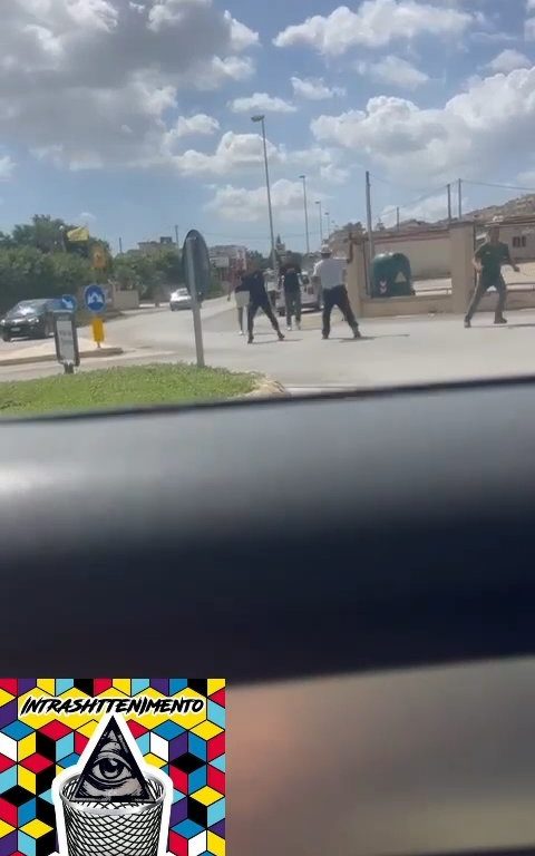 Siracusa, pelea en la calle por un derecho de paso a golpes de motosierra: vídeo