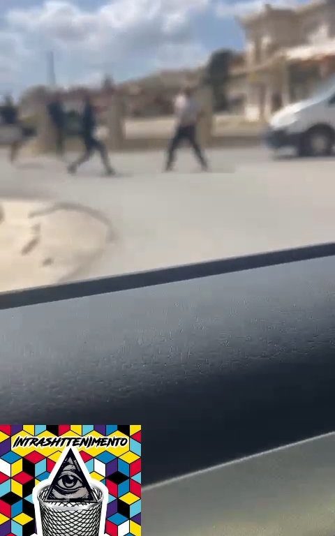 Siracusa, pelea en la calle por un derecho de paso a golpes de motosierra: vídeo