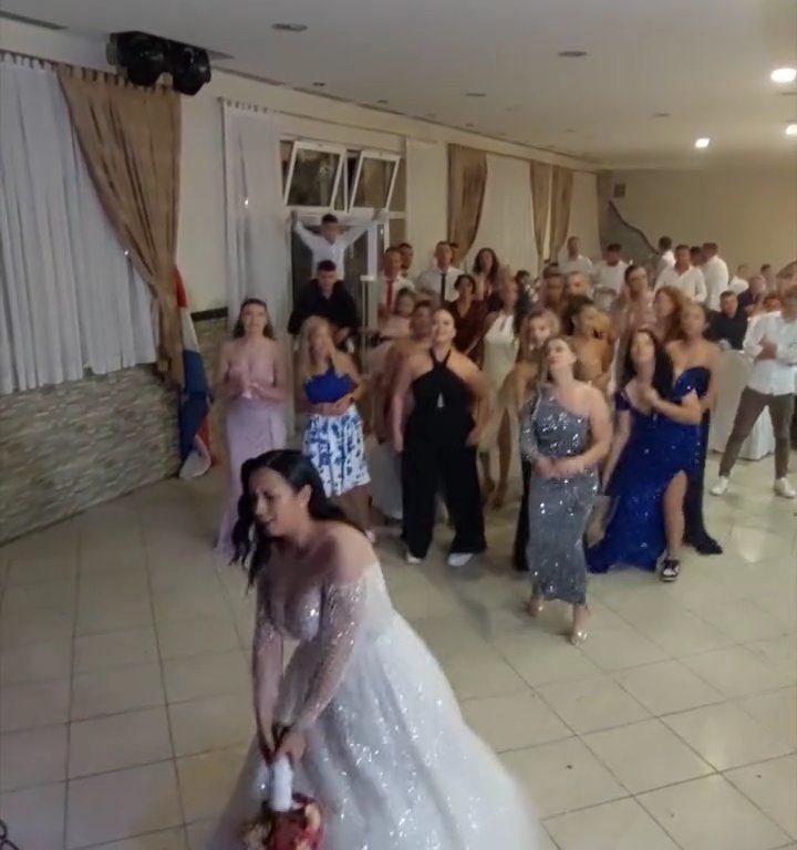 La mariée lance un bouquet et le mariage se termine par une bagarre : invitez les cuisses en l'air, vidéo