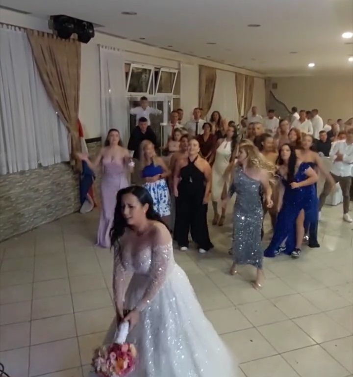 La mariée lance un bouquet et le mariage se termine par une bagarre : invitez les cuisses en l'air, vidéo