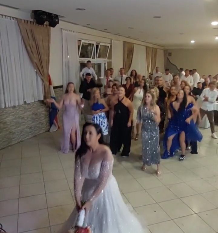 La mariée lance un bouquet et le mariage se termine par une bagarre : invitez les cuisses en l'air, vidéo