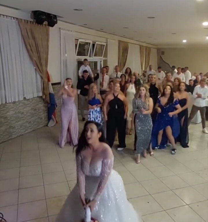 La mariée lance un bouquet et le mariage se termine par une bagarre : invitez les cuisses en l'air, vidéo