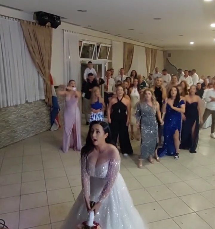 Sposa lancia bouquet e matrimonio finisce in rissa: invitate cosce all'aria, video