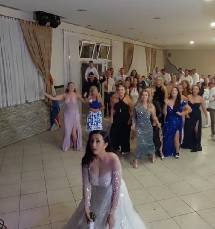 Sposa lancia bouquet e matrimonio finisce in rissa: invitate cosce all'aria, video