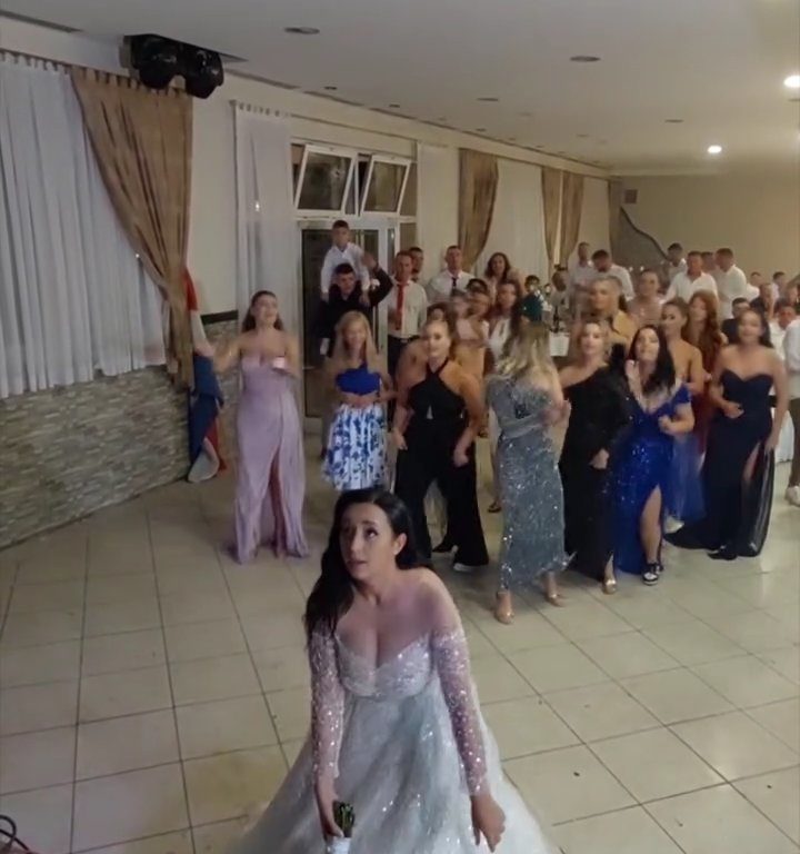 Novia arroja ramo y boda termina en pelea: invitan a los muslos al aire, video