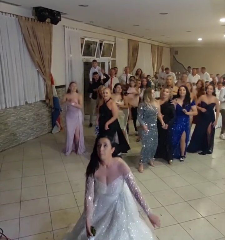 Novia arroja ramo y boda termina en pelea: invitan a los muslos al aire, video