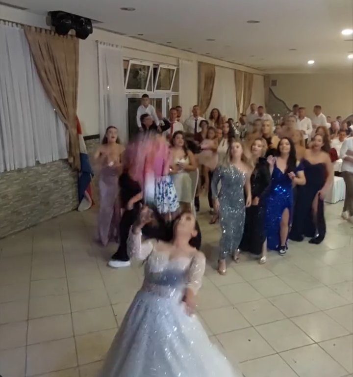 Braut wirft Blumenstrauß und Hochzeit endet in Schlägerei: Einladung streckt die Schenkel in die Luft, Video