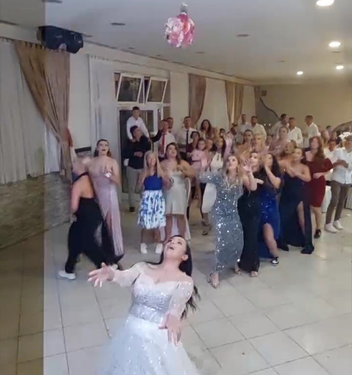 La mariée lance un bouquet et le mariage se termine par une bagarre : invitez les cuisses en l'air, vidéo